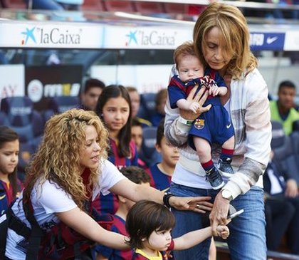 Shakira, Milan, Sasha et sa belle mère à un match de Barcelone
