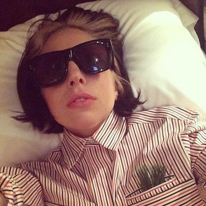 Lady Gaga: 14 heures de décalage entre Tokyo et Londres. Mais ici tout est tellement esprit de Noel je me fiche d’être fatiguée. Je vais sentir les sapins et chanter Gypsy dans ma chambre. 