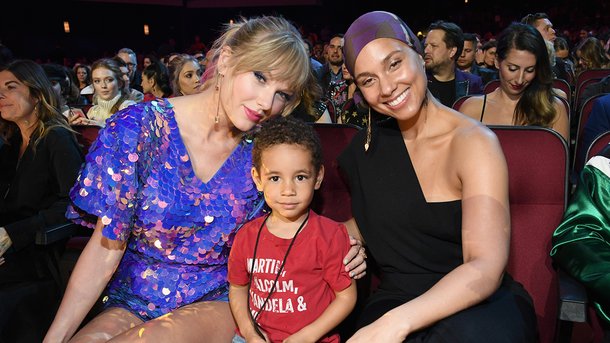 Le fils d’Alicia Keys flirte avec Taylor Swift aux iHeartRadio Music Awards 2019!