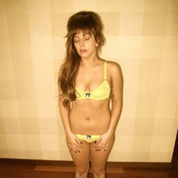 Lady Gaga se met à nu contre les discriminations