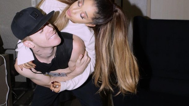 Ariana Grande dévoile des photos des coulisses de sa tournée!