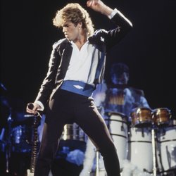 Sur scène, George Michael explore tout les styles et marque les esprits du public. Dans les années 80, il sait déjà que l'apparence joue un rôle primordial dans une carrière.