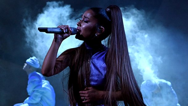 Ariana Grande affole la Toile avec ses cheveux détachés