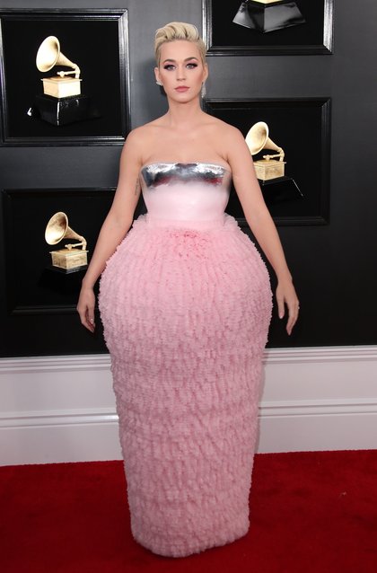 Lors de la cérémonie des Grammy Awards le 10 février, la chanteuse porte une robe rose bonbon à la forme plutôt originale.