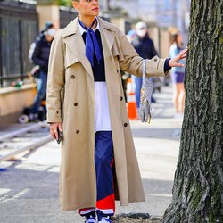 Look 15 : le trench coat, un must pour espionner les gossips.