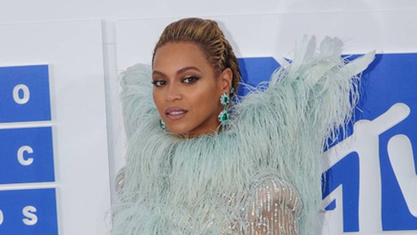 Beyoncé: découvrez le sens de son tatouage au henné!