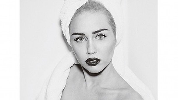 Miley Cyrus : pose topless à la sortie de sa douche !