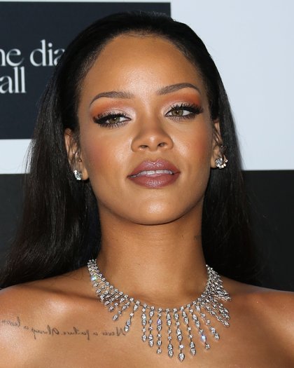 Rihanna fait graver divers citations sur son corps en hommage à ses origines.