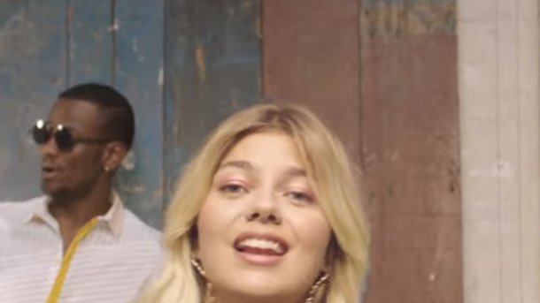 Louane et le groupe Toofan dévoilent  le clip de «La vie là-bas»