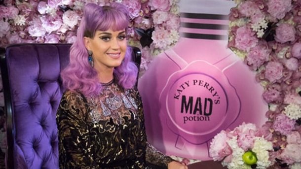 Katy Perry met le feu pour le lancement de « Mad Potion » !