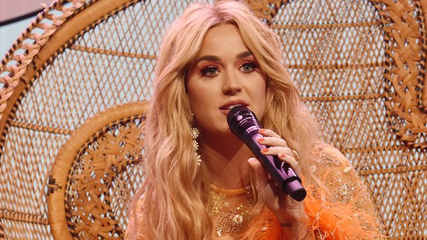 Katy Perry: la jeune maman «accouche» d’un deuxième bébé, son album «Smile»