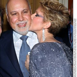 René Angelil et Céline Dion posant lors de la conférence de presse suivant la première du nouveau spectacle de Céline Dion , A New Day au Colosseum du Caesars Palace