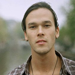 Justin Nozuka offre gratuitement son titre acoustique "Gone"