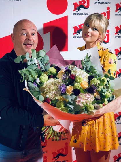 Taylor Swift dans l'émission C'Cauet sur NRJ