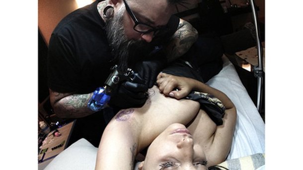 Lady Gaga se fait tatouer en direct!