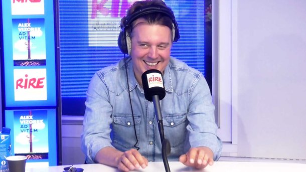 Alex Vizorek, dans son spectacle "Ad vitam",  vanne ... les Français ! Belgique oblige !