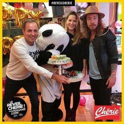Julien Doré dans le Réveil Chérie pour l'anniversaire Stéphanie Loire