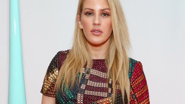 Ellie Goulding sort le décolleté pour l’été