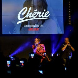 Amel Bent et son public au Concert privé Pop Love