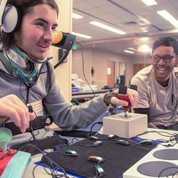 Une séance de test du Xbox Adaptative Controller avec un joueur en situation d'handicap.