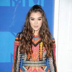 Hailee Steinfeld aux VMAs 2016