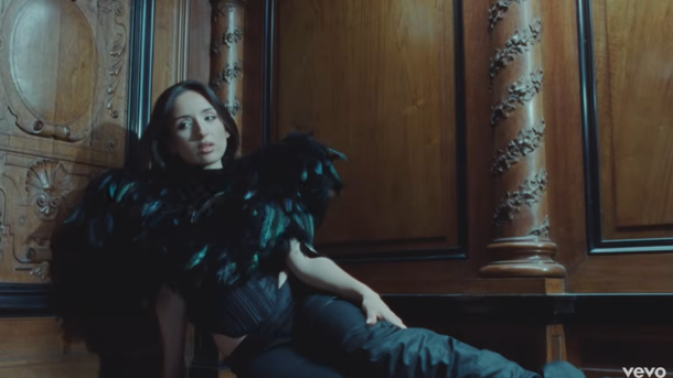 Ambre annonce son premier album "Victoria" et dévoile le clip de "J'laisse parler"