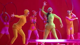 Sia présente son nouvel album «Music» avec le hit «1+1»