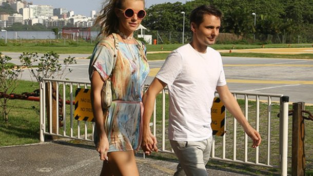 Matthew Bellamy: virée en hélico avec Elle Evans