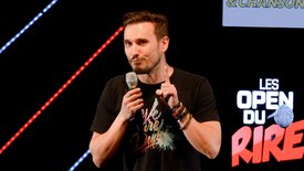 Sébastien Giray filmé aux Open du rire de Rire & Chansons