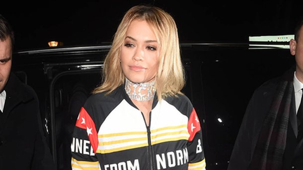Rita Ora : top sexy pour Noël!