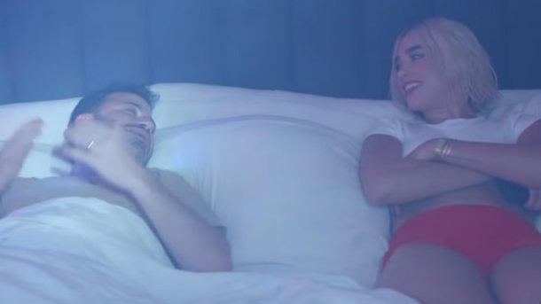 Dua Lipa réveille l’animateur Jimmy Kimmel en chantant «Electricity»