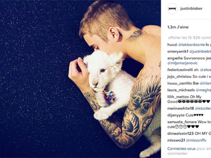 Justin Bieber prend la pose avec un lionceau