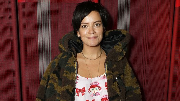 Lily Allen photographiée avec David Harbour dans les rues de New-York!