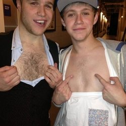 Niall Horan : je suis allé voir le seul et unique Olly Murs à l'O2 Arena!Super Show! et aussi nous deux comparant nos poils sur le torse! 