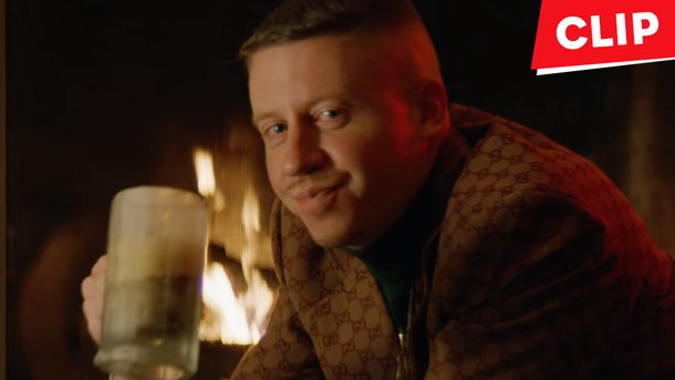 Macklemore fête Noël en avance avec «It’s Christmas Time»!