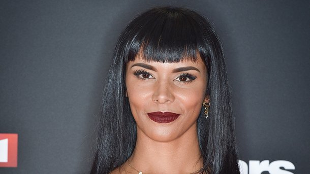 Shy'm donne de ses nouvelles en allaitant son fils