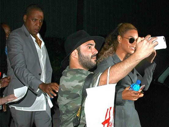 Jay-Z-pousse-fan-Beyoncé