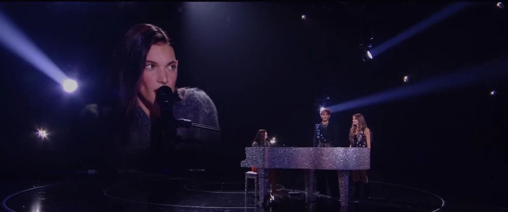 Charlotte Cardin chante avec Anouk, Jeanne et Victor