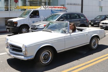 Harry Styles dans sa Mercedes-Benz Vintage à Los Angeles