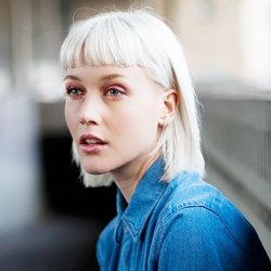 En 2019, la frange se porte au dessus des sourcils.
