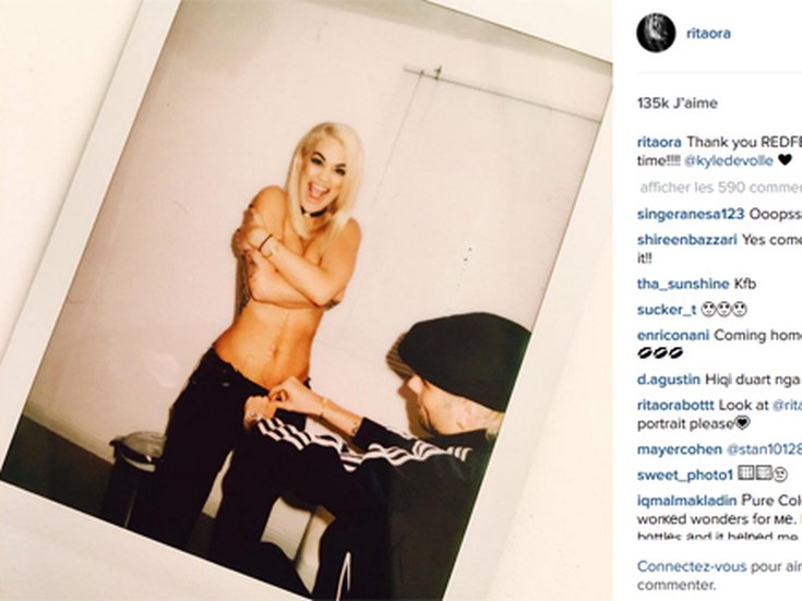 Rita Ora topless en coulisses