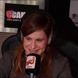 Christine And The Queens travestit l’équipe de « C’Cauet » sur NRJ!
