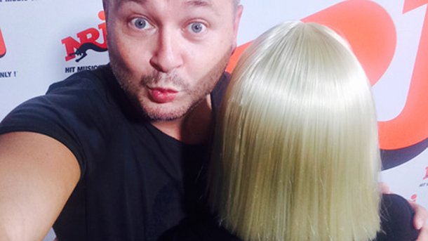 Sia: son itv vérité, sa version exclu de Chandelier en live chez Cauet sur NRJ !