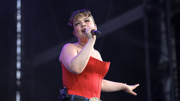 Lola Young dévoile "d£aler", son nouveau single prometteur