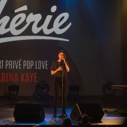 Marina Kaye sur la scène du Concert privé Pop Love