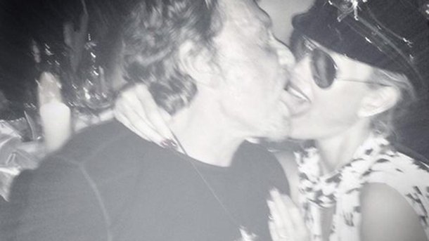 Johnny Hallyday célèbre les 40 ans de Laeticia en musique!