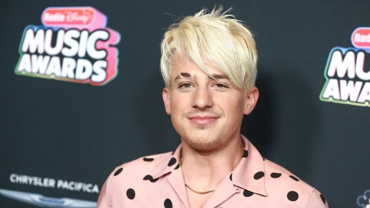 Charlie Puth : d'où vient sa cicatrice à l'arcade ?