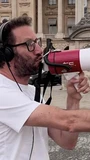 Manu réveille Paris au mégaphone !
