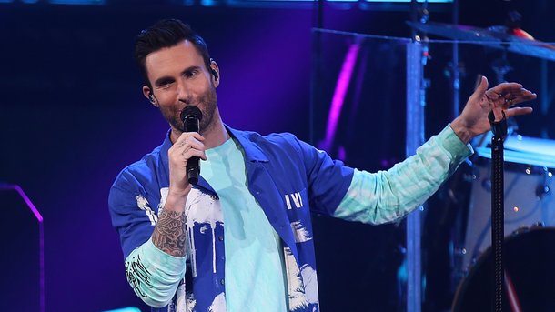 Adam Levine se met à nu sur les réseaux sociaux aux côtés de sa fille
