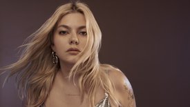 "Maman" de Louane : que signifient les paroles de sa chanson pour l'Eurovision 2025 ?
